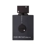 Frasco del perfume Armaf Club De Nuit Intense Man EDT; apertura potente con limón, piña, bergamota, manzana y grosella negra; corazón de rosa, jazmín y abedul; fondo con ámbar gris, vainilla, pachulí y almizcle. Recomendado para climas templados a fríos y salidas nocturnas donde se busca intensidad y longevidad.