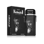 Frasco del perfume Armaf Nomad; salida frutal de ciruela, manzana, frambuesa, mango‑magnolia, limón, azafrán, bergamota y jengibre; corazón floral de iris, magnolia, jazmín, lirio de los valles y geranio; base profunda con ámbar, guayaco, sándalo, vainilla, cuero y almizcle. Ideal para noches frías, cenas elegantes o eventos donde buscas una presencia masculina sofisticada.