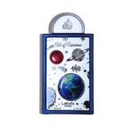 Lattafa Pride Art of Universe es una fragancia unisex cítrica-aromática que abre con un estallido fresco de bergamota, mandarina, jengibre y menta. Su corazón combina la jugosidad de la pera con la delicadeza floral del azahar, mientras que su base amaderada y cálida de cedro, ámbar y almizcle deja una estela refinada y duradera. Moderna, enérgica y sofisticada — perfecta para destacar en cualquier ocasión.