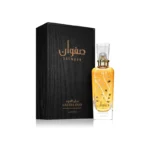 Lattafa Safwaan L’autre Oud Eau de Parfum — fragancia unisex elegante y oriental con notas amaderadas, ambaradas y dulces; perfume de larga duración que combina lujo, calidez y sofisticación en un frasco transparente con diseño dorado y líquido ámbar.