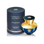 Versace Dylan Blue Pour Femme es una fragancia floral frutal con toques amaderados y almizclados, ideal para mujeres elegantes, modernas y seguras.